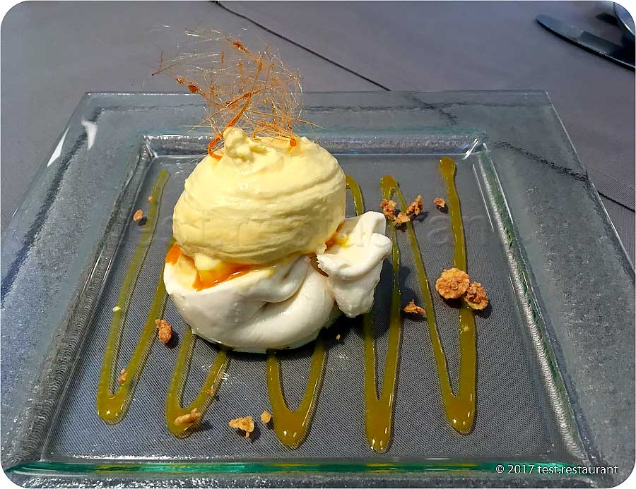 `Десерт: мини-буратта с манго, хрустящей домашней гранолой и шапкой из карамели` в ресторан `OliOli`