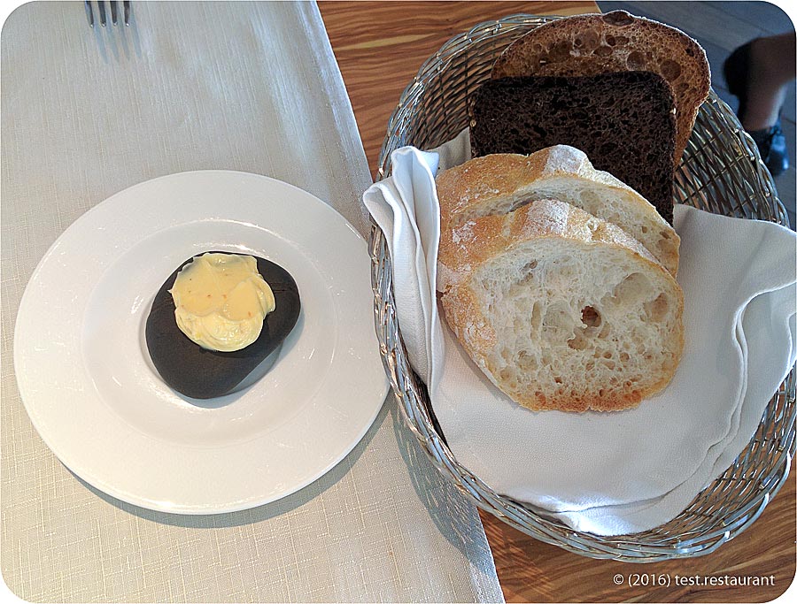 `Разнообразный хлеб и масло на камушке` в ресторан `Selfie`