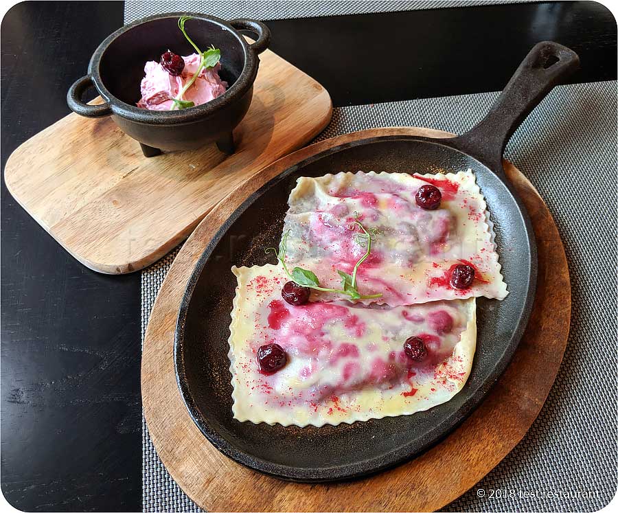 `Налистный десерт с вишней` в `Шинок` - фото блюда