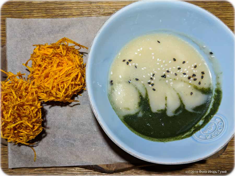 `Крем-суп из крапивника и белых кореньев с морковным паем` в ресторан `Food Embassy`