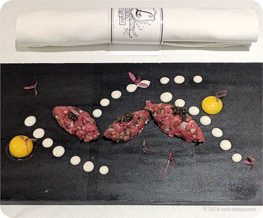`Тар-тар из говядины с лимонным желе и черной икрой` в `Le Restaurant` - фото блюда