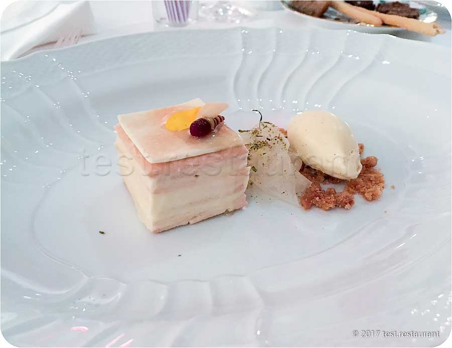 `Медовый торт с дыней и мороженым из меда и розмарина` в `OVO by Carlo Cracco` - фото блюда