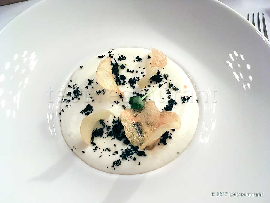 `Жаренные кальмары с оливками и муссом из картофеля` в `Butler` - фото блюда