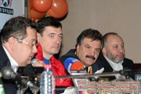 Александ Варин, Юрий Костин, ... во время пресс-конференции - фото