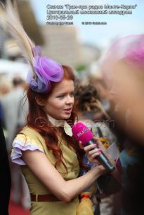 Лена Князева в фиолетовой шляпке с пером - фото