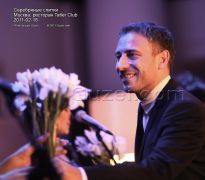 Дмитрий Савицкий вручает цветы Nouvelle Vague - фото