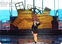 Певица Лолита на фоне Титаника - фото