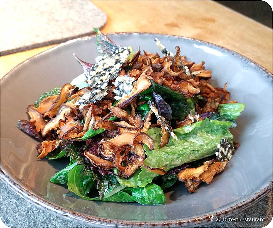 `Хрустящие шиитаке с листьями салата, кунжутом и трюфельной заправкой` в `Mushrooms` - фото блюда