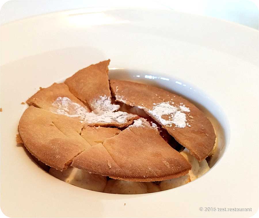 `Десерт OliOli жаренные нектарины под песочной крышкой` в `OliOli` - фото блюда