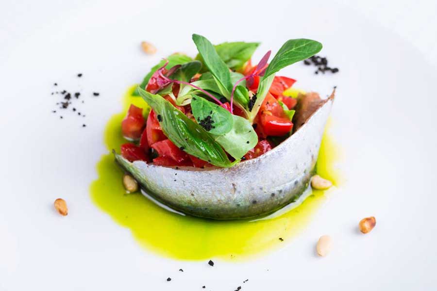 `Средиземноморская сардина с пряными оливками, песто и свежими томатами` в ресторане `12` - официальное фото