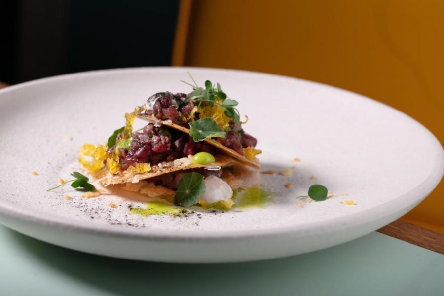 `Тартар из говядины с сырными чипсами, сырным кремом и вяленным желтком` в ресторан `Montifiori` - официальное фото