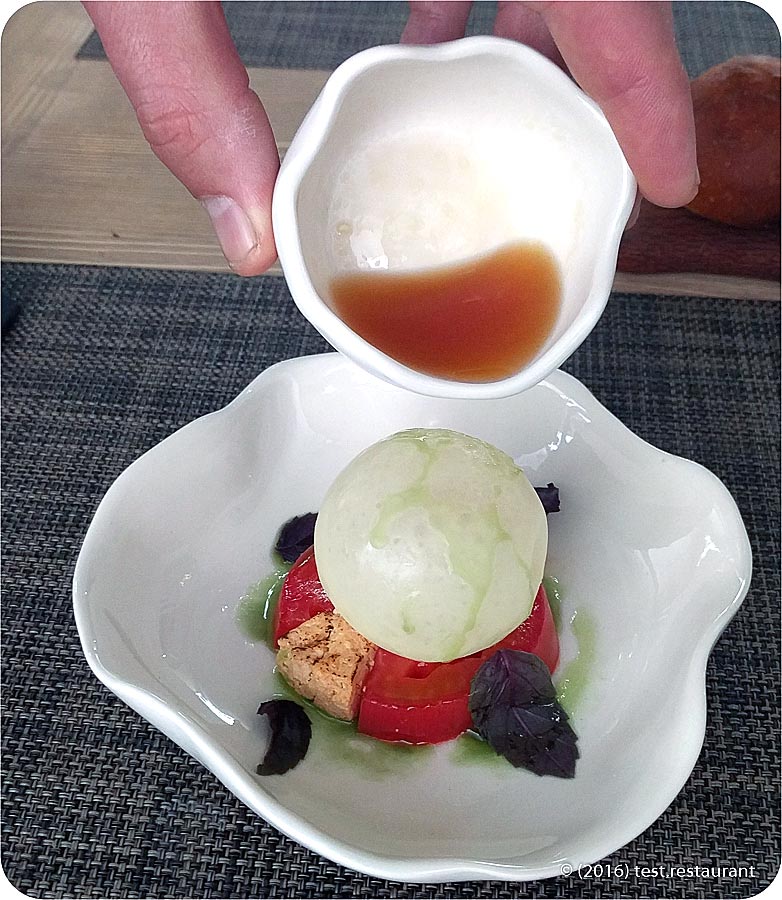 `Томатная сфера с карамелизированным домашним йогуртом` в `Pipe` - фото блюда