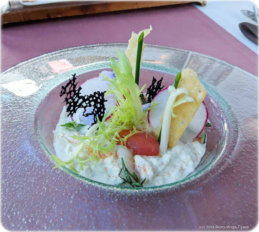 `Сливочная буррата с кресс салатом, розовыми креветками и томатами конфи` в `Balzi Rossi` - фото блюда