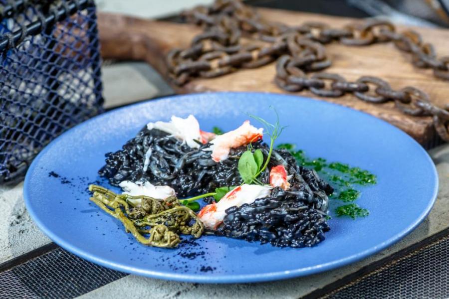 `Черное ризотто с кальмарами, папоротником и крабом` в ресторан `Владивосток 3000` - официальное фото