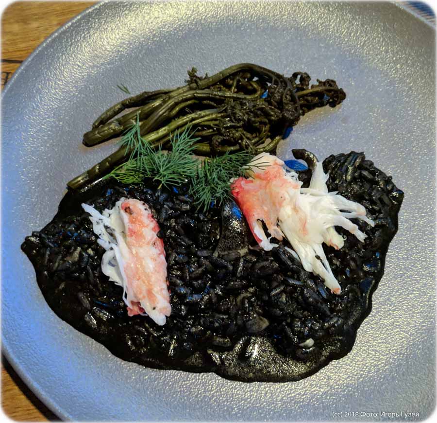 `Черное ризотто с кальмарами, папоротником и крабом` в ресторан `Владивосток 3000`