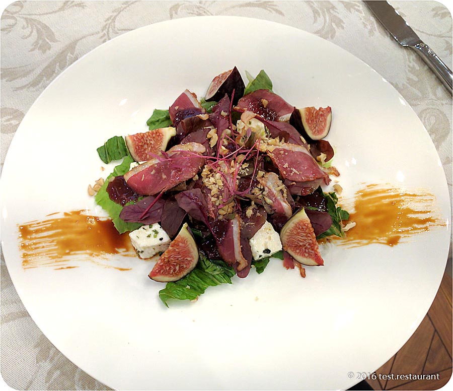 `Салат с копченой утиной грудкой, сыром имерули и инжиром` в `Арагви` - фото блюда