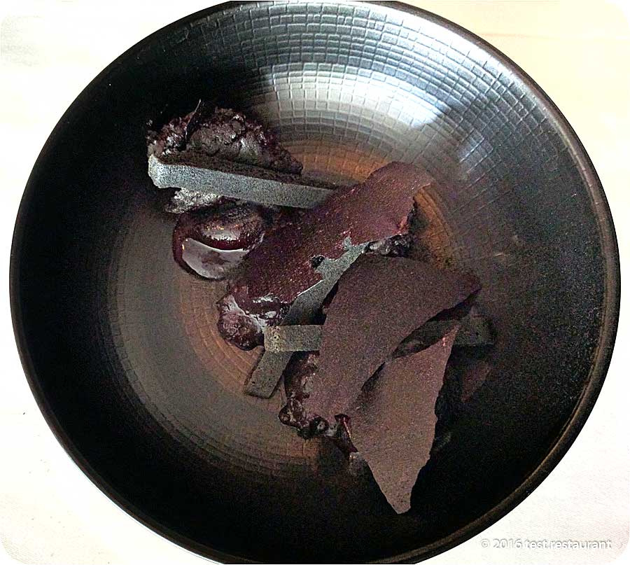 `Черный чизкейк с сорбетом из черной смородины` в `Мюсли` - фото блюда