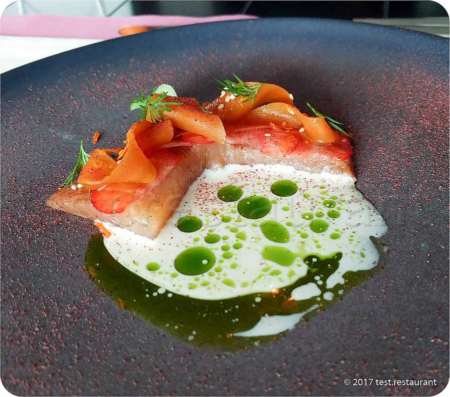 `Арктический голец под соусом из пряной моркови и маринованной клубникой` в ресторан `Мюсли`