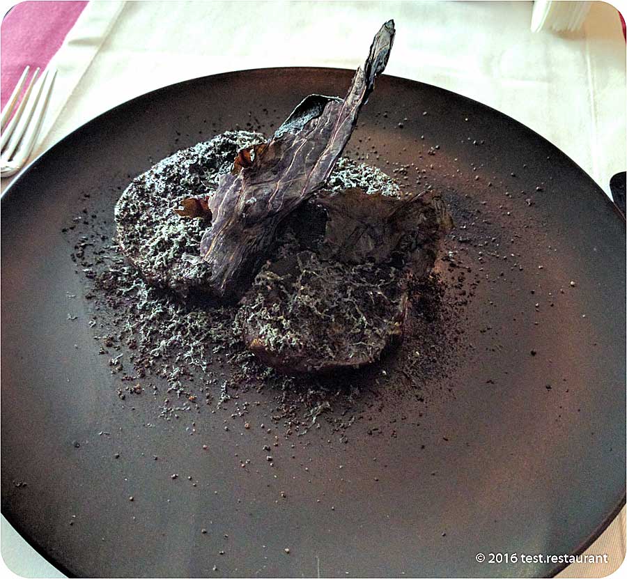 `Жареный на гриле баклажан с соусом из черного трюфеля и кремом из черного чеснока` в `Мюсли` - фото блюда