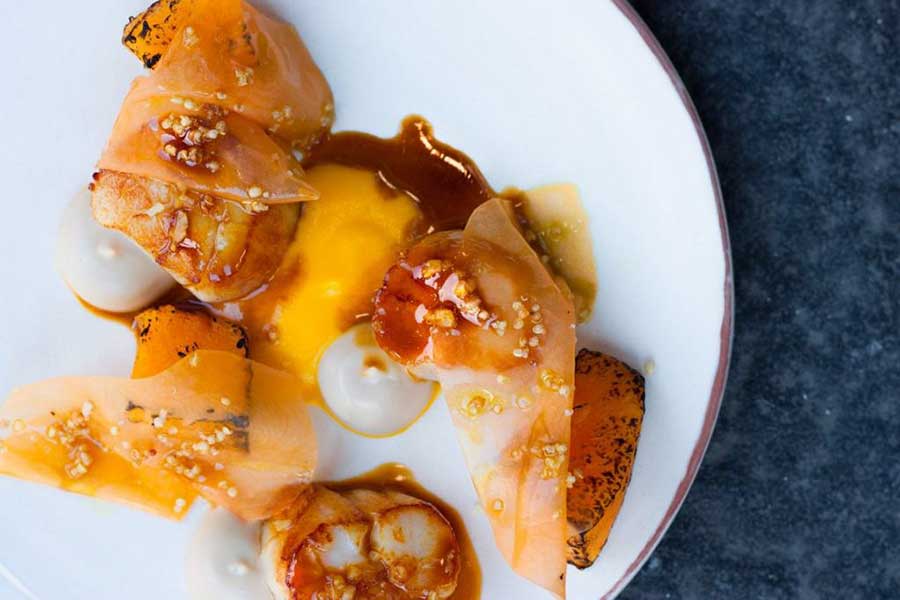 `Морской гребешок с тыквой из печи` в ресторан `Северяне` - официальное фото