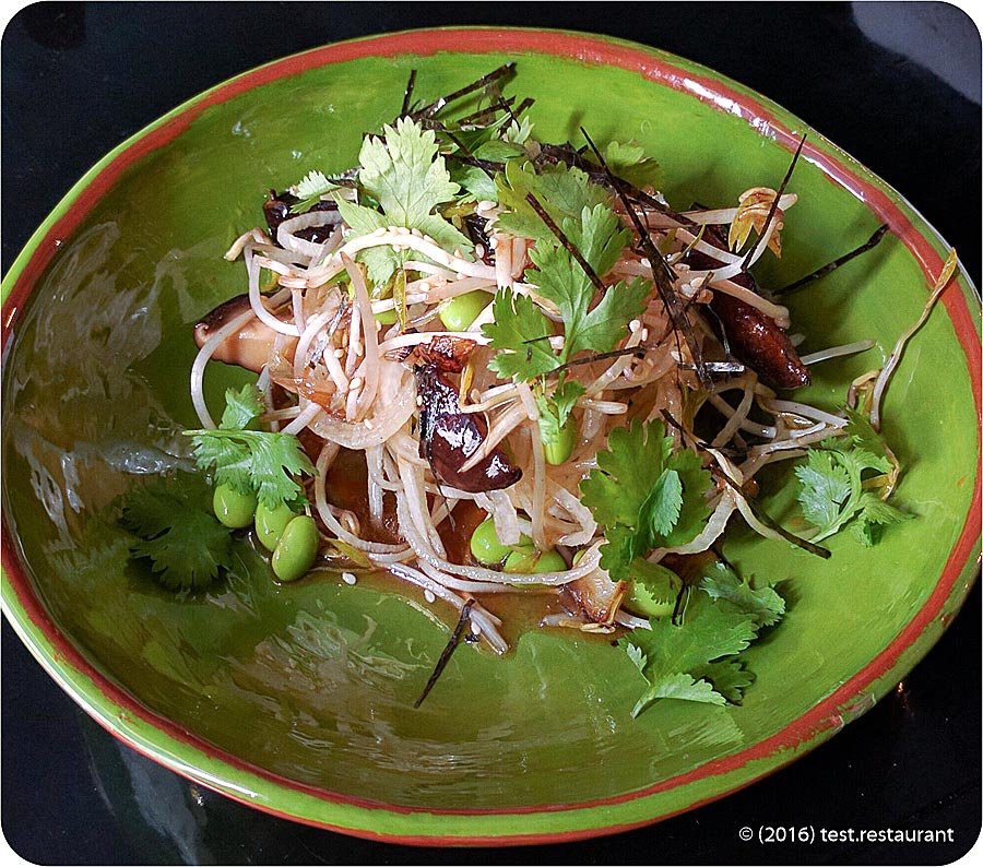 `Хрустящий салат с дайконом и грибами шиитаке` в `Северяне` - фото блюда