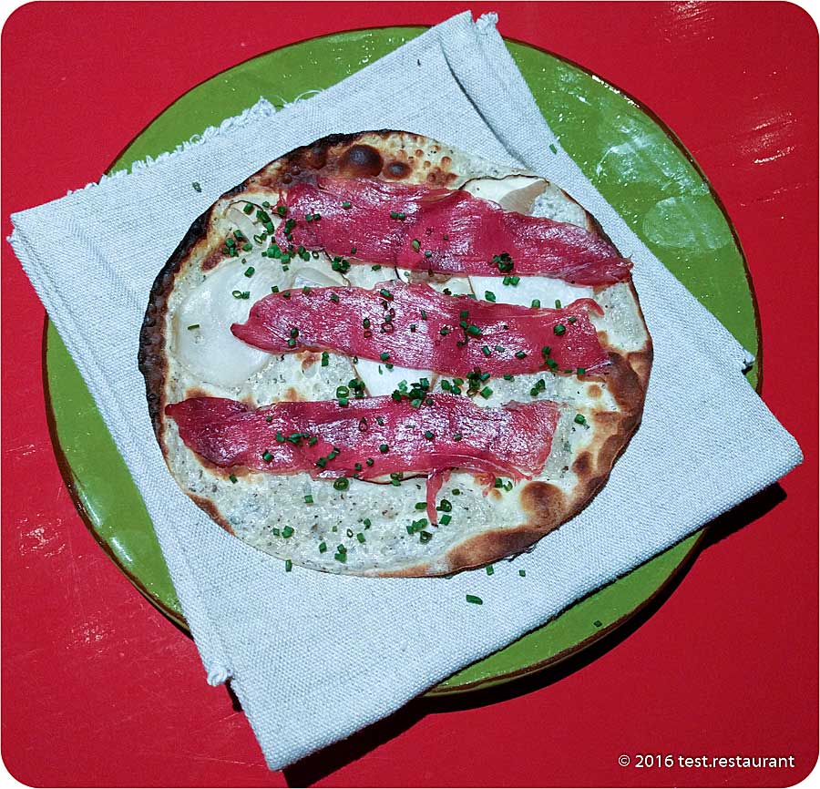 `Хрустящее тесто с трюфельной сметаной, олениной и белыми грибами` в ресторане `25` - фото посетителя 1