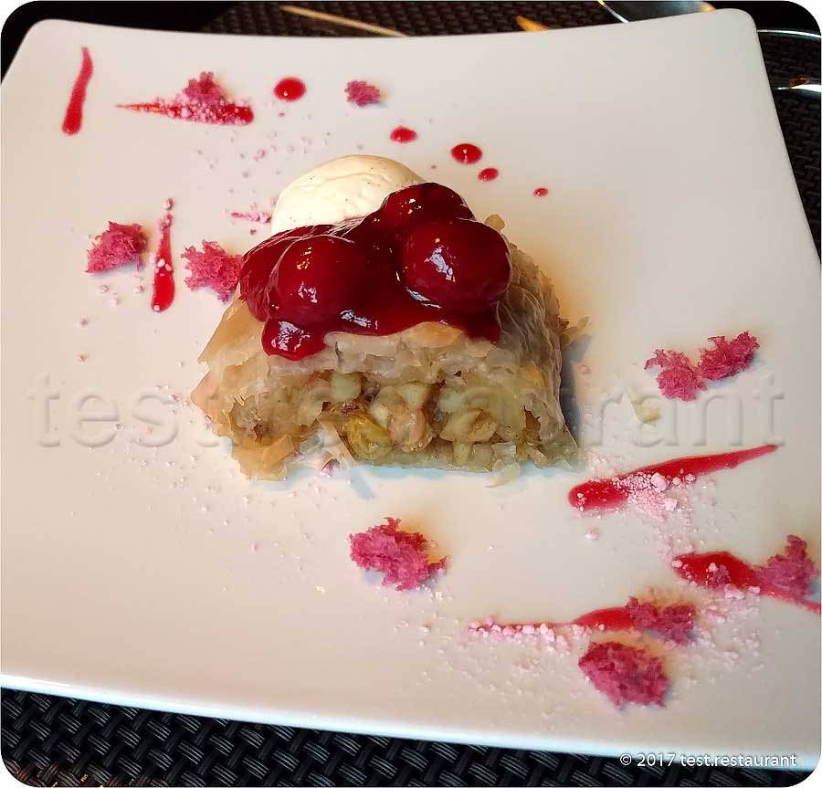 `Штрудель яблочный с ванильным мороженым` в ресторане `27` - фото посетителя 1
