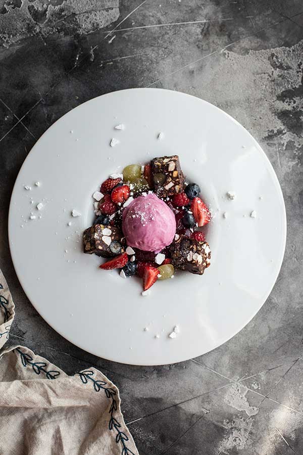 `«Рокки Роуд» со свёкольно-цитрусовым щербетом и свежими ягодами` в ресторане `27` - официальное фото