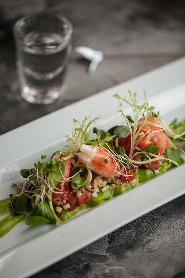 `Крабовый салат с имбирным соусом и  муссом из авокадо с киви` в ресторане `27` - официальное фото