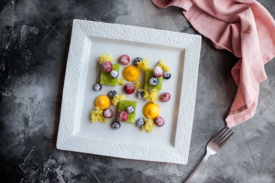 `Террин из груши с пеной из облепихи и лесными ягодами` в ресторане `27` - официальное фото