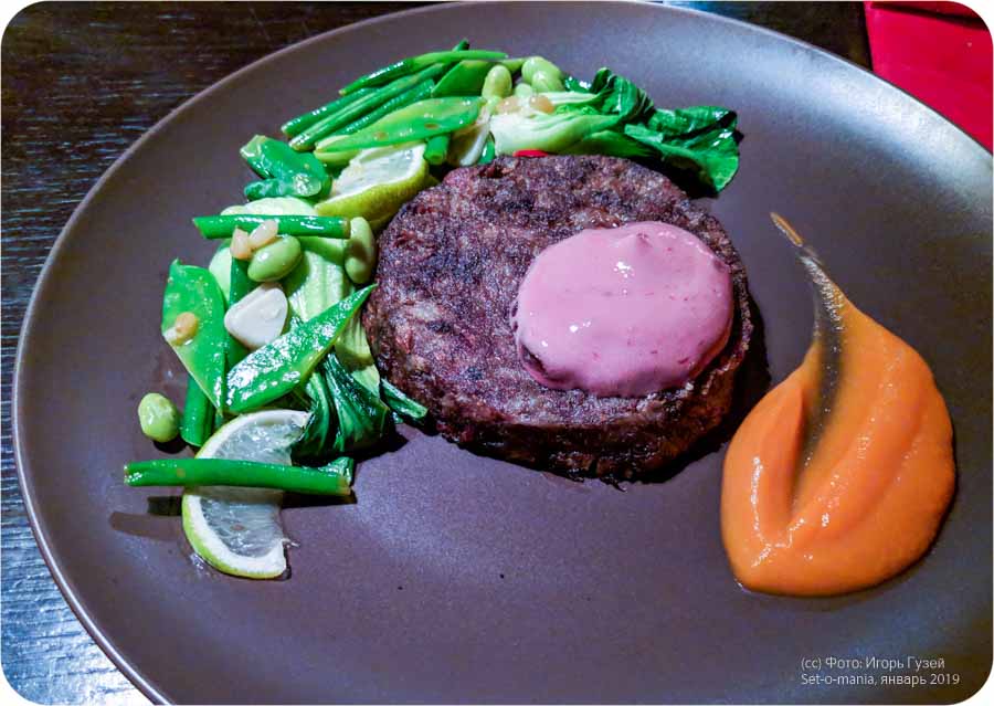 `Бифштекс из мраморных хвостов с морковно-имбирным муссом и овощами` в ресторан `Бочка`