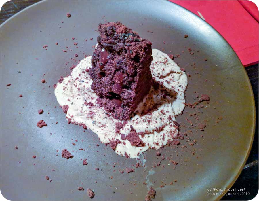 `Шоколадный бисквит на тёмном пиве с карамельно-цитрусовым кремом` в `Бочка` - фото блюда