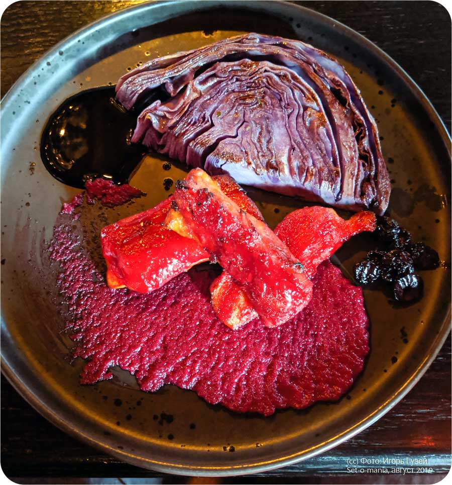 `Сом в свекольном BBQ, со стейком из красной капусты и копченой вишней` в `Бочка` - фото блюда