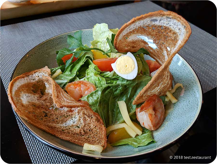 `ЗапечённыеЗелёный салат с креветками, персиками и чипсами из мраморного хлеба` в ресторан `Шинок`