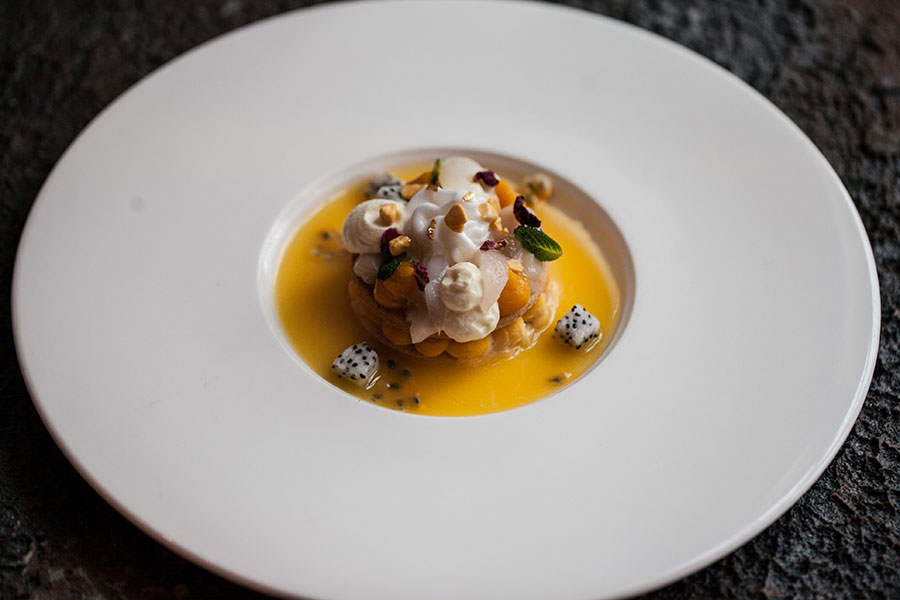 `Десерт из экзотических фруктов с хрустящим манго и песочным печеньем` в ресторане `30` - официальное фото