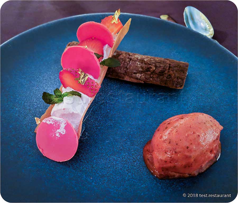 `Ягодный десерт с розовым шоколадом` в ресторане `30` - фото посетителя 1