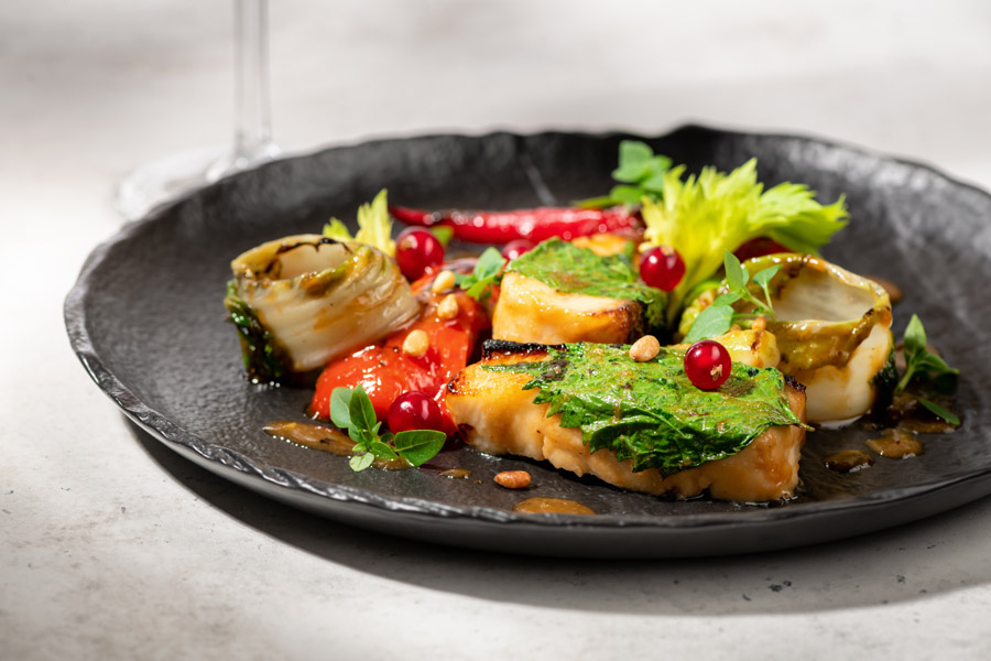 `Филе палтуса, запечённое в листьях шисо с пряными овощами` в ресторан `Турандот` - официальное фото
