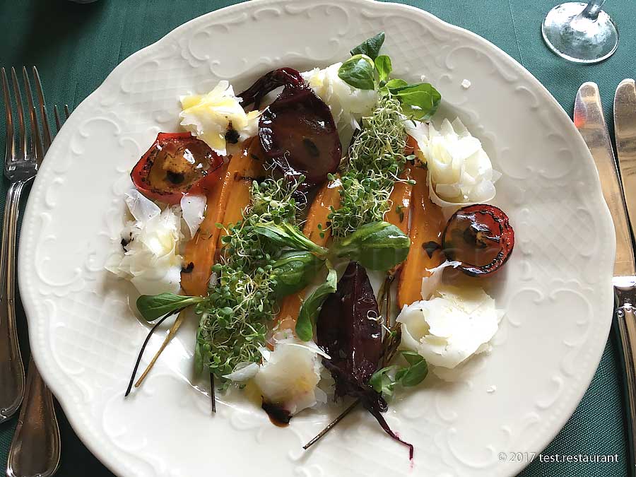 `Салат из овощей, запечённых съ мёдомъ и тимьяномъ, в сочетании с козьим сыромъ` в `Кафе Пушкинъ` - фото блюда