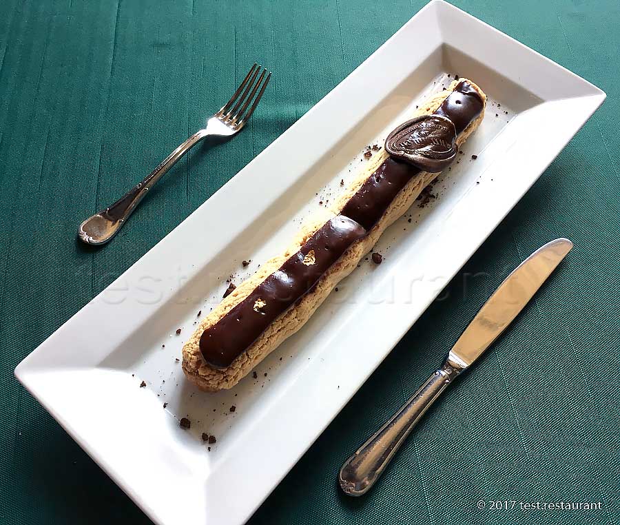 `Гранд-эклеръ, начинённый ванильным и шоколадным кремомъ` в `Кафе Пушкинъ` - фото блюда