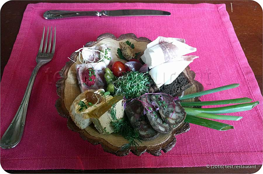 `Мясные припасы на тарелке из морёного дуба` в `Кафе Пушкинъ` - фото блюда