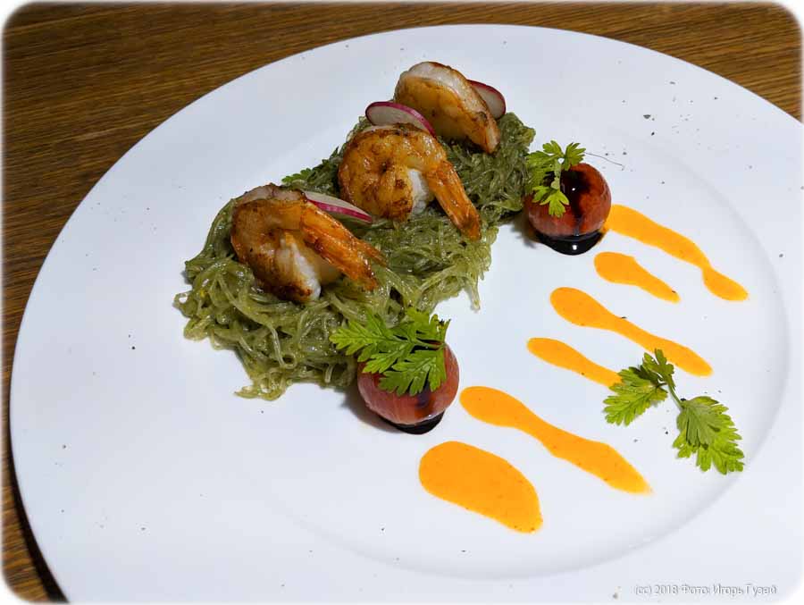 `Фунчоза с тигровыми креветками в соусе из морковника и фисташек` в ресторан `Food Embassy`