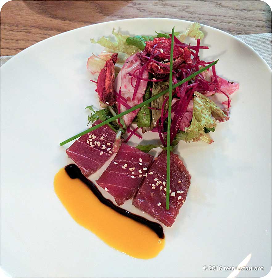 `Салат с маринованным тунцом` в `Медь` - фото блюда