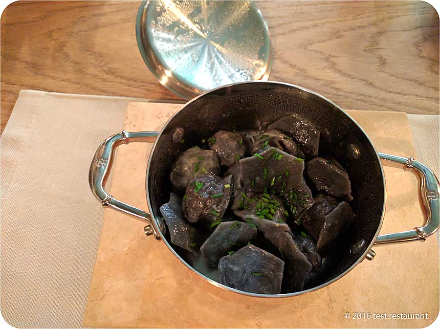`Черные пельмени с морепродуктами` в `Медь` - фото блюда