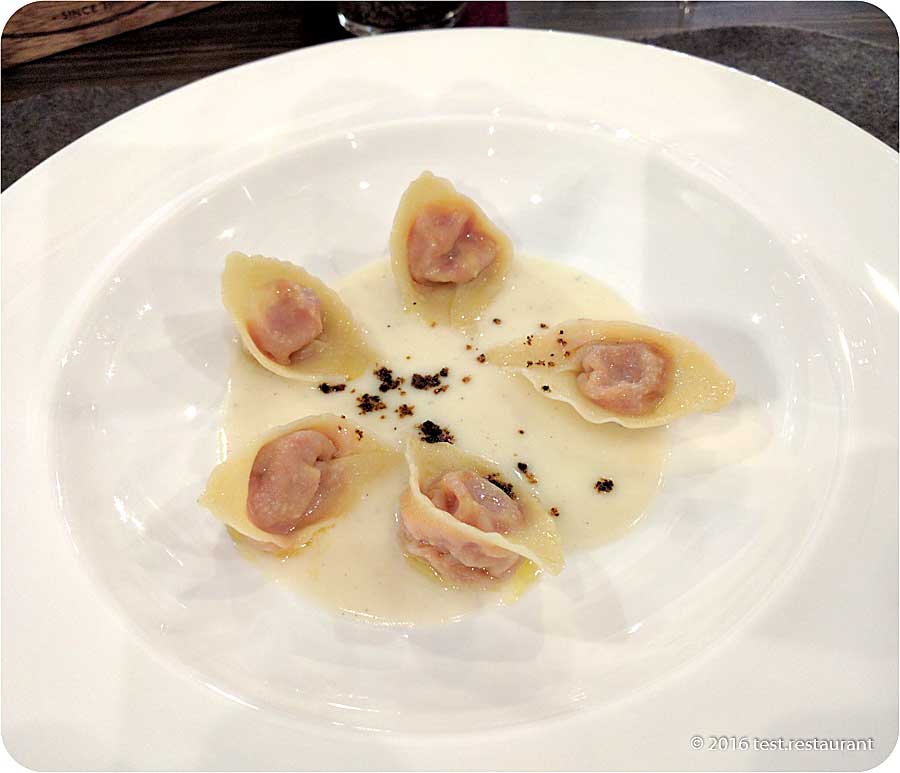 `Тортеллони, фаршированные «Аматричаной» в креме Cacio & Pepe` в ресторан `Maritozzo`