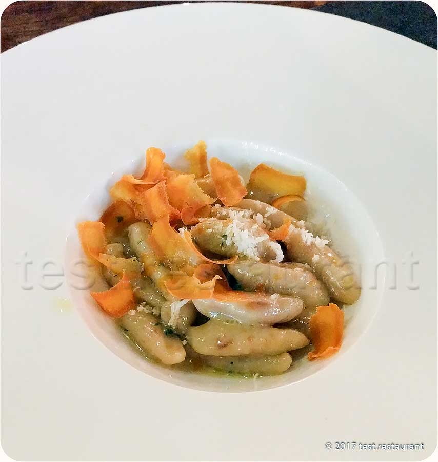 `Ньокки из запеченного картофеля с боттаргой тунца, листьями шалфея и хреном` в `Maritozzo` - фото блюда