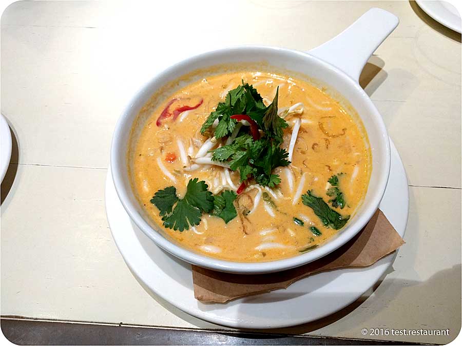 `Кокосовая лакса с рисовой лапшой и тайским базиликом` в `Saxon + Parole` - фото блюда