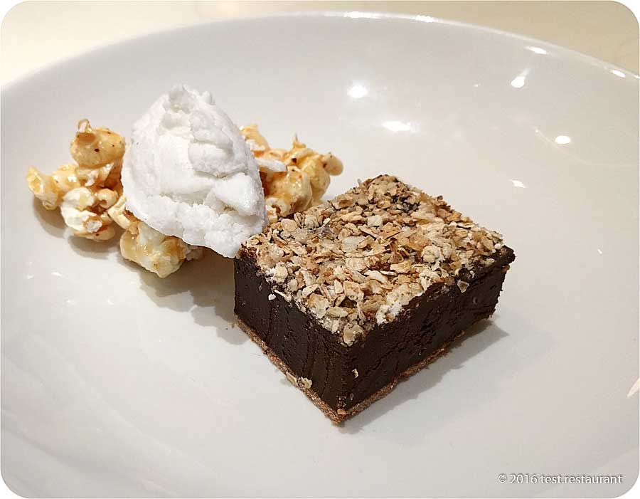 `Шоколадно-овсяный тарт, с кокосовым сорбетом и карамельным поп-корном` в `Saxon + Parole` - фото блюда