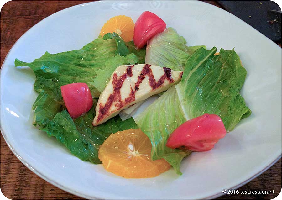 `Марули Мэ Халуми: зеленый салат латук с сыром Халуми, апельсином и томатами` в ресторан `Molon Lave`