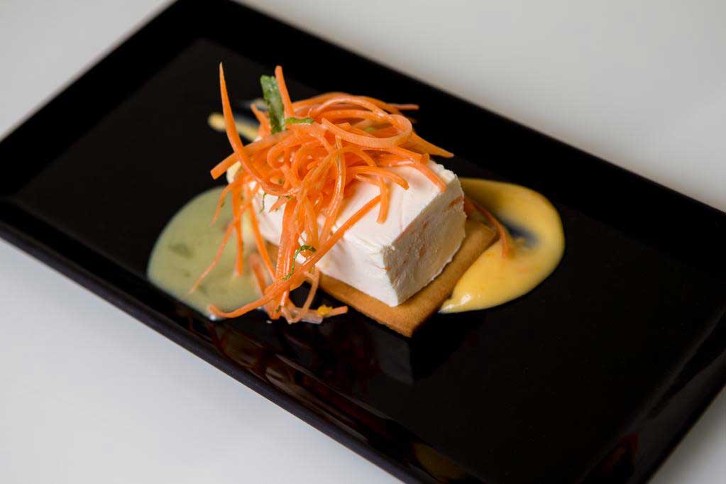 `Морковно-имбирный пудинг с апельсиновым кремом` в ресторан `Север-Юг` - официальное фото