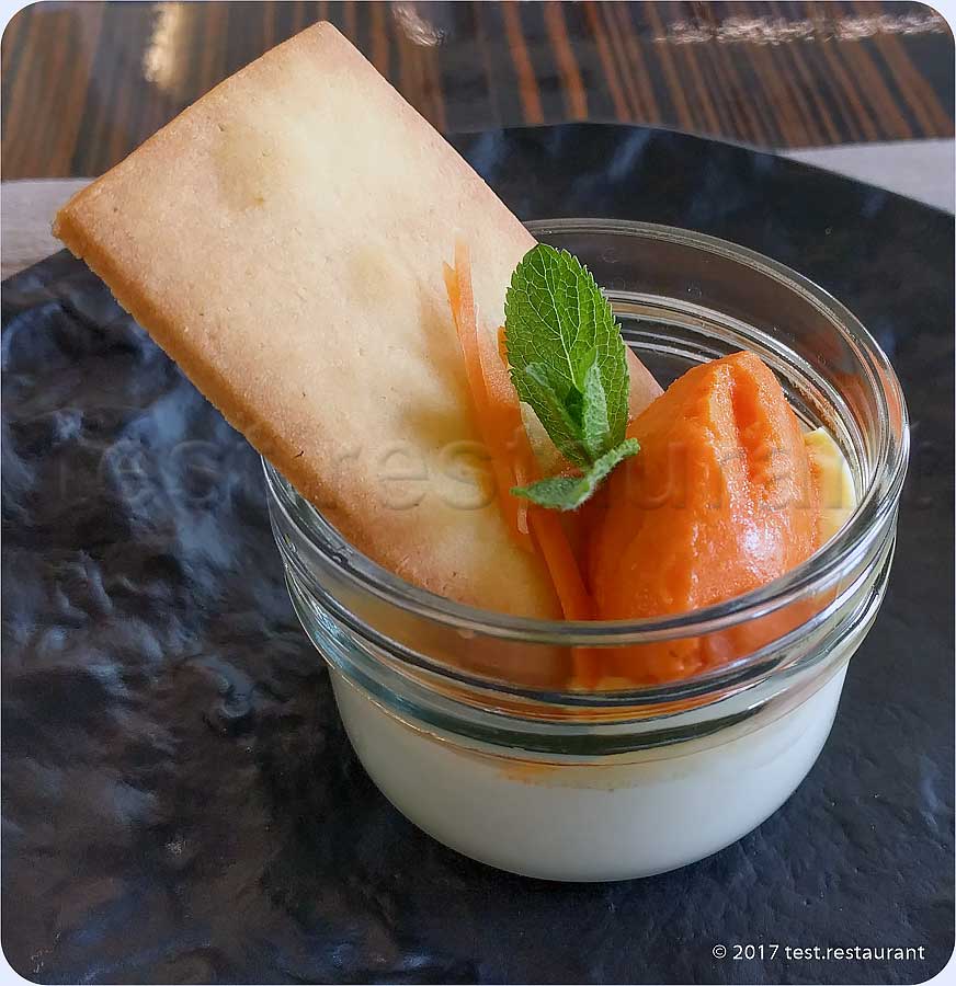 `Морковно-имбирный пудинг с апельсиновым кремом` в ресторан `Север-Юг` - фото посетителя 1